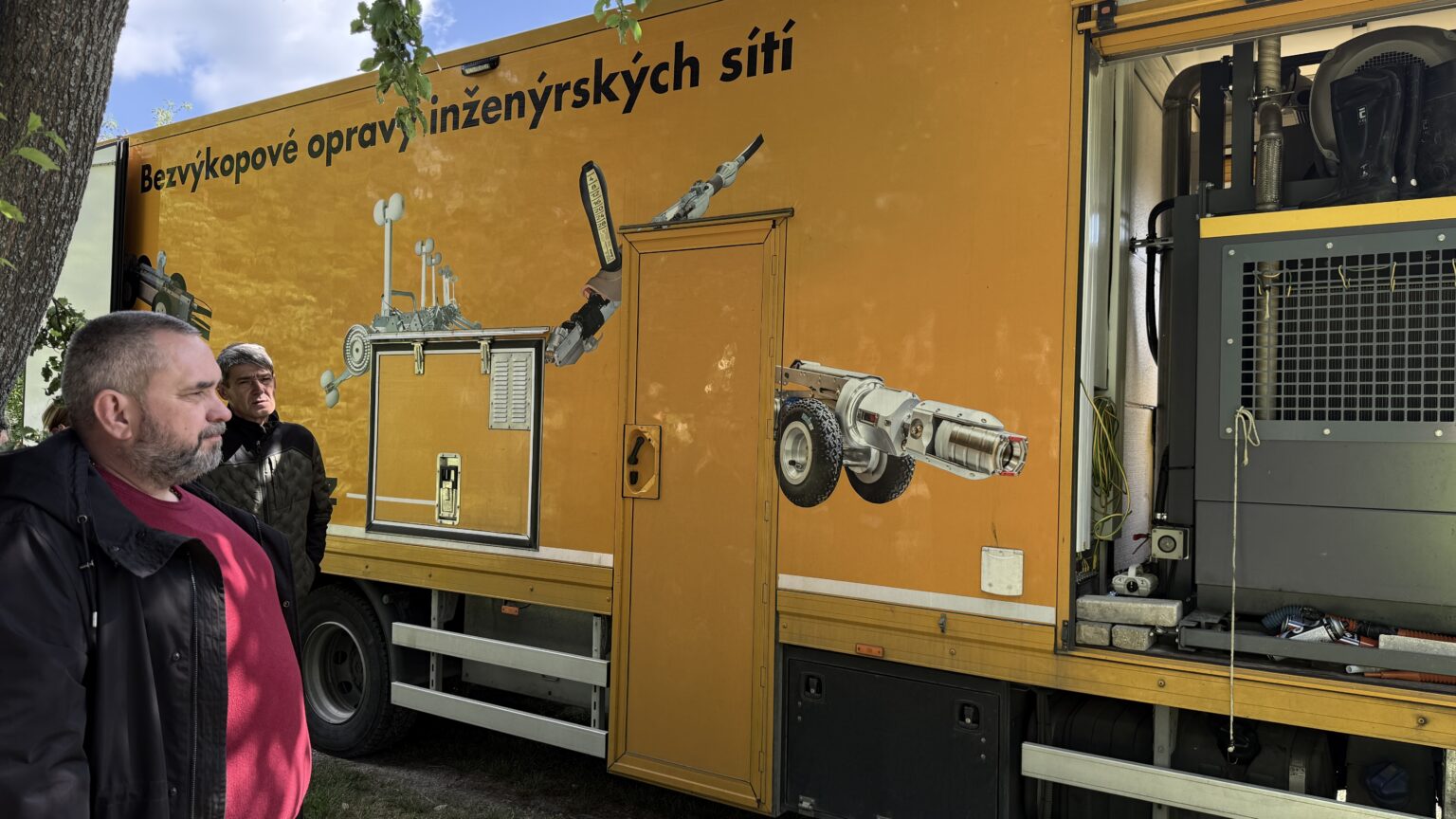 Bezvýkopovo a modernou technológiou sa obnovila kanalizácia na Ulici Mládeže