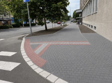 V Komárne boli zrekonštruované ďalšie úseky chodníkov